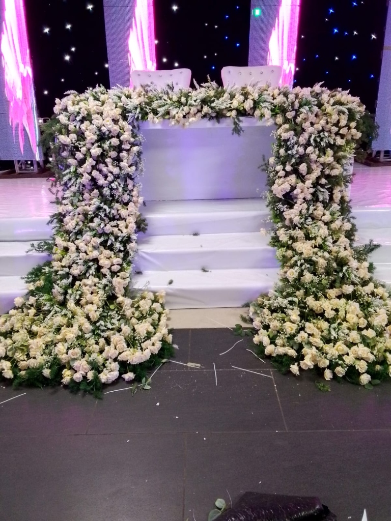 Cascata Real de Rosas Brancas